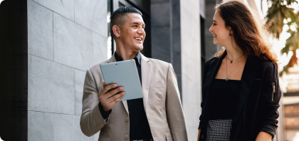 Foto de um homem e uma mulher no hall do prédio de escritório | Certificação Digital | Certisign