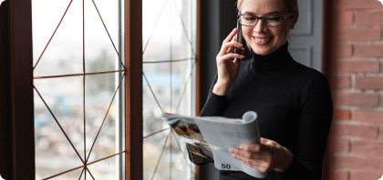 Foto de uma mulher falando no celular e com uma revista na mão | Certificação Digital | Certisign
