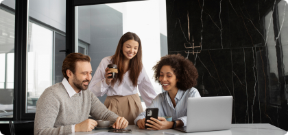 Foto de um homem e duas mulheres felizes numa reunião no escritório | Certificação Digital | Certisign